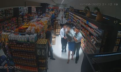 Homem é espancado por seguranças em supermercado após ter sido acusado de furtar chocolate