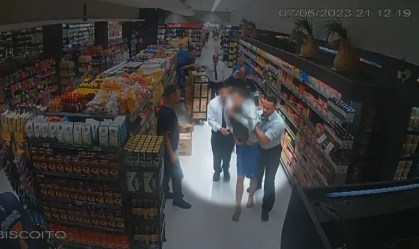 Polícia investiga suspeita de tortura em caso de homem espancado por seguranças em supermercado