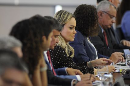 A ministra do Turismo, Daniela Carneiro (ao centro), durante reunião ministerial do governo Lula