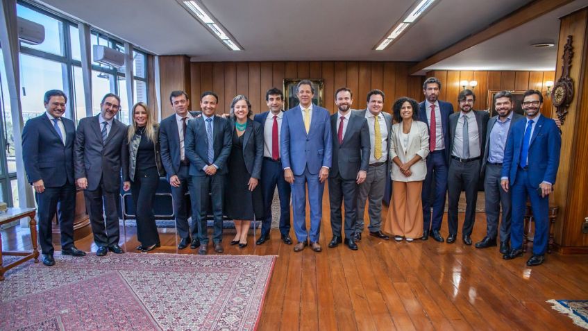 O ministro da Fazenda, Fernando Haddad, reuniu sua equipe nesta terça-feira (20) para agradecer o trabalho prestado pelo secretário-executivo, Gabriel Galípolo, e dar as boas-vindas a Dario Durigan