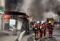Explosão de gás causa incêndio em edifício de Paris; duas pessoas estão desaparecidas