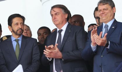 O prefeito de São Paulo, Ricardo Nunes (MDB), o ex-presidente Jair Bolsonaro (PL) e o governador de SP, Tarcísio de Freitas (Republicanos) durante evento em São Paulo