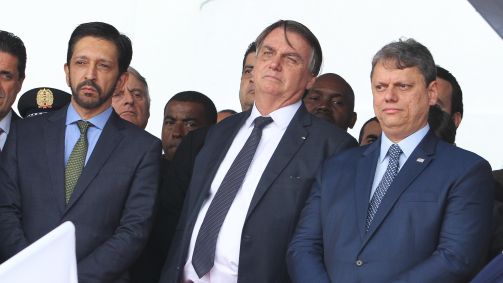 O prefeito de São Paulo, Ricardo Nunes (MDB), o ex-presidente Jair Bolsonaro (PL) e o governador de SP, Tarcísio de Freitas (Republicanos) durante evento em São Paulo