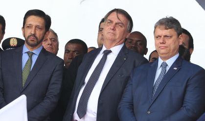 O prefeito de São Paulo, Ricardo Nunes (MDB), o ex-presidente Jair Bolsonaro (PL) e o governador de SP, Tarcísio de Freitas (Republicanos) durante evento em São Paulo