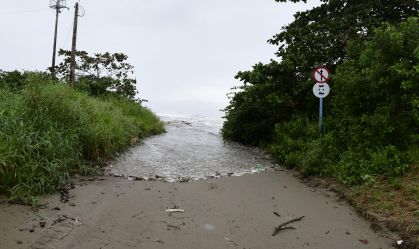 Mar invade área litorânea de Bertioga (SP)