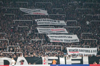 Torcida corinthiana levou faixas de protesto contra diretoria e atletas
