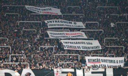 Torcida corinthiana levou faixas de protesto contra diretoria e atletas