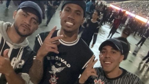 Gabriel Magalhães, do Arsenal, com a camisa da Gaviões da Fiel