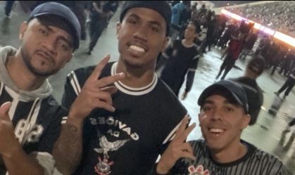 Gabriel Magalhães, do Arsenal, com a camisa da Gaviões da Fiel