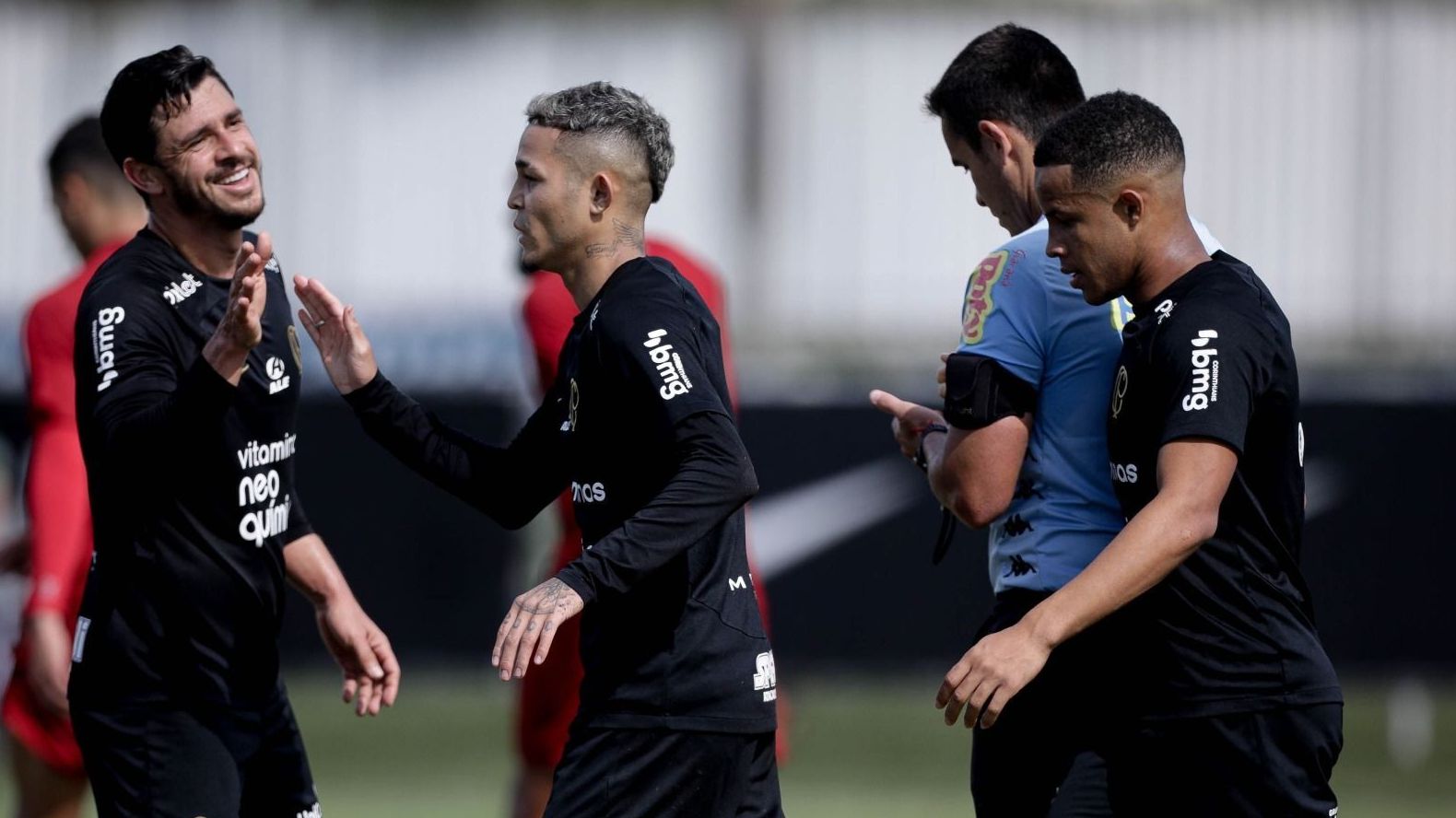 Jogadores do Corinthians celebram gol de Adson contra a Portuguesa