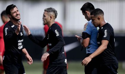 Jogadores do Corinthians celebram gol de Adson contra a Portuguesa