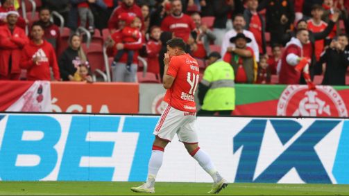 Rômulo comemora o primeiro gol do Internacional no Beira-Rio