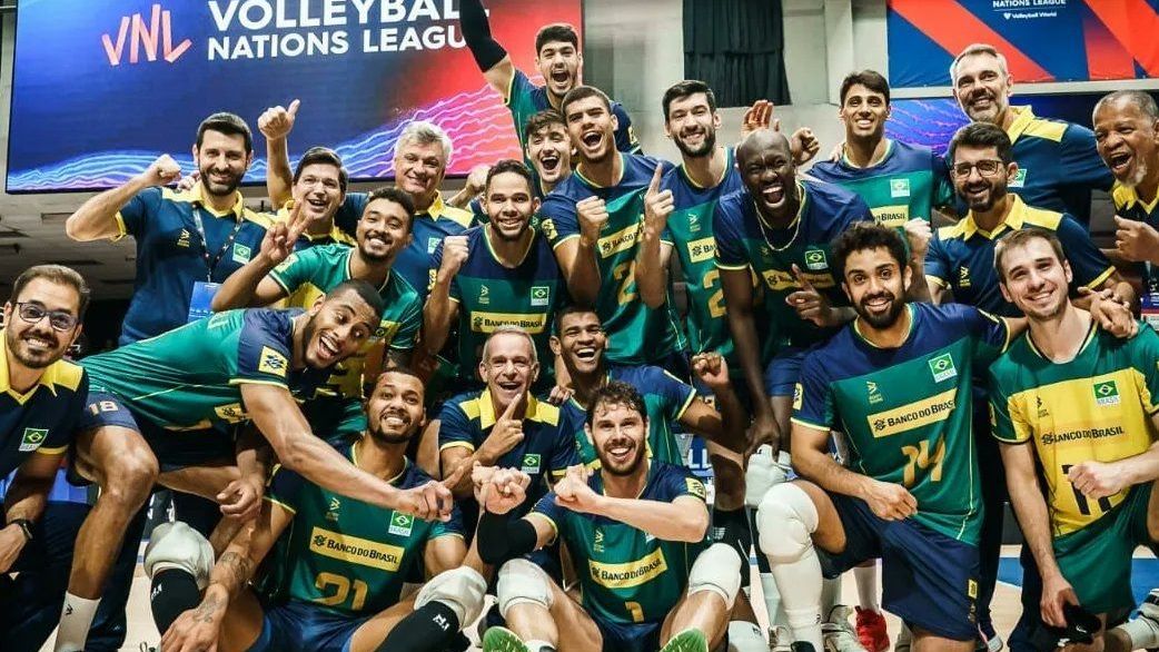 Seleção Masculina de Vôlei comemora vitória contra EUA