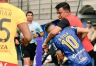 Técnico de rival do Flamengo agride jogadores adversários e é expulso; veja o momento de fúria
