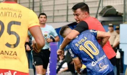 Técnico de rival do Flamengo agride jogadores adversários e é expulso; veja o momento de fúria