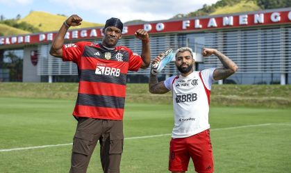 Jimmy Butler bate bola com Gabigol em visita ao CT do Flamengo; veja vídeos