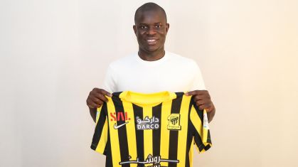 Kanté posa com a camisa do Al-Ittihad