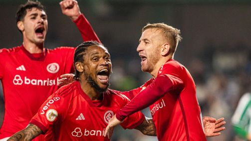 Jogadores do Inter comemoram vitória contra o Coritiba