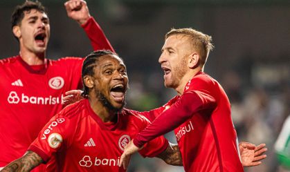 Jogadores do Inter comemoram vitória contra o Coritiba