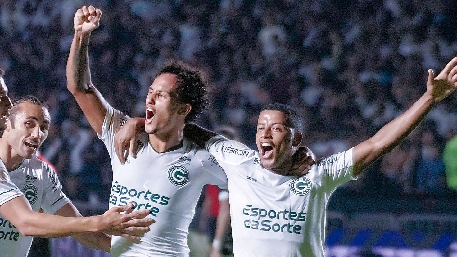 Jogadores do Goiás comemoram a vitória em São Januário