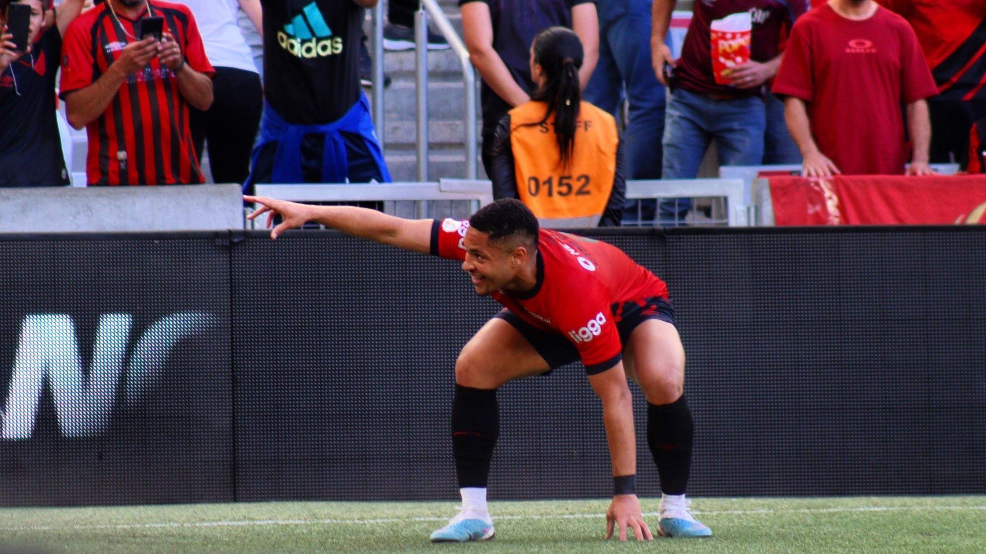 Vitor Roque marcou o gol da vitória do Athletico na Arena da Baixada