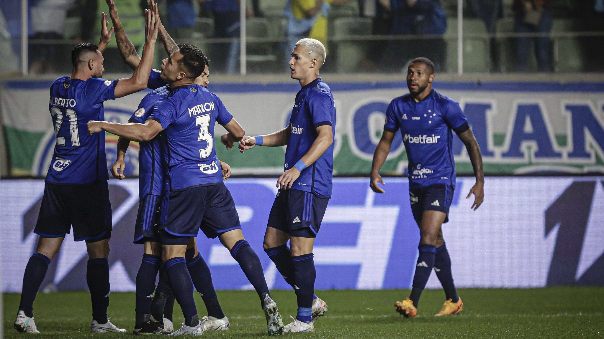 Jogadores do Cruzeiro comemoram vitória diante do São Paulo