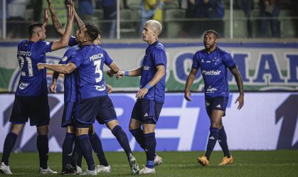 Jogadores do Cruzeiro comemoram vitória diante do São Paulo