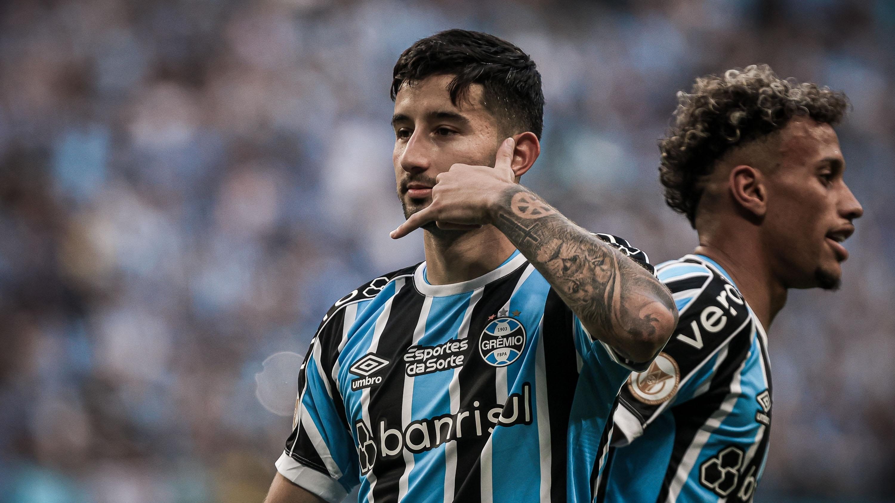 Villasanti comemora o seu gol na vitória contra o Coritiba