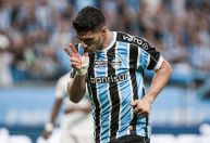 Suárez marca, Grêmio goleia Coritiba e assume a vice-liderança do Brasileirão