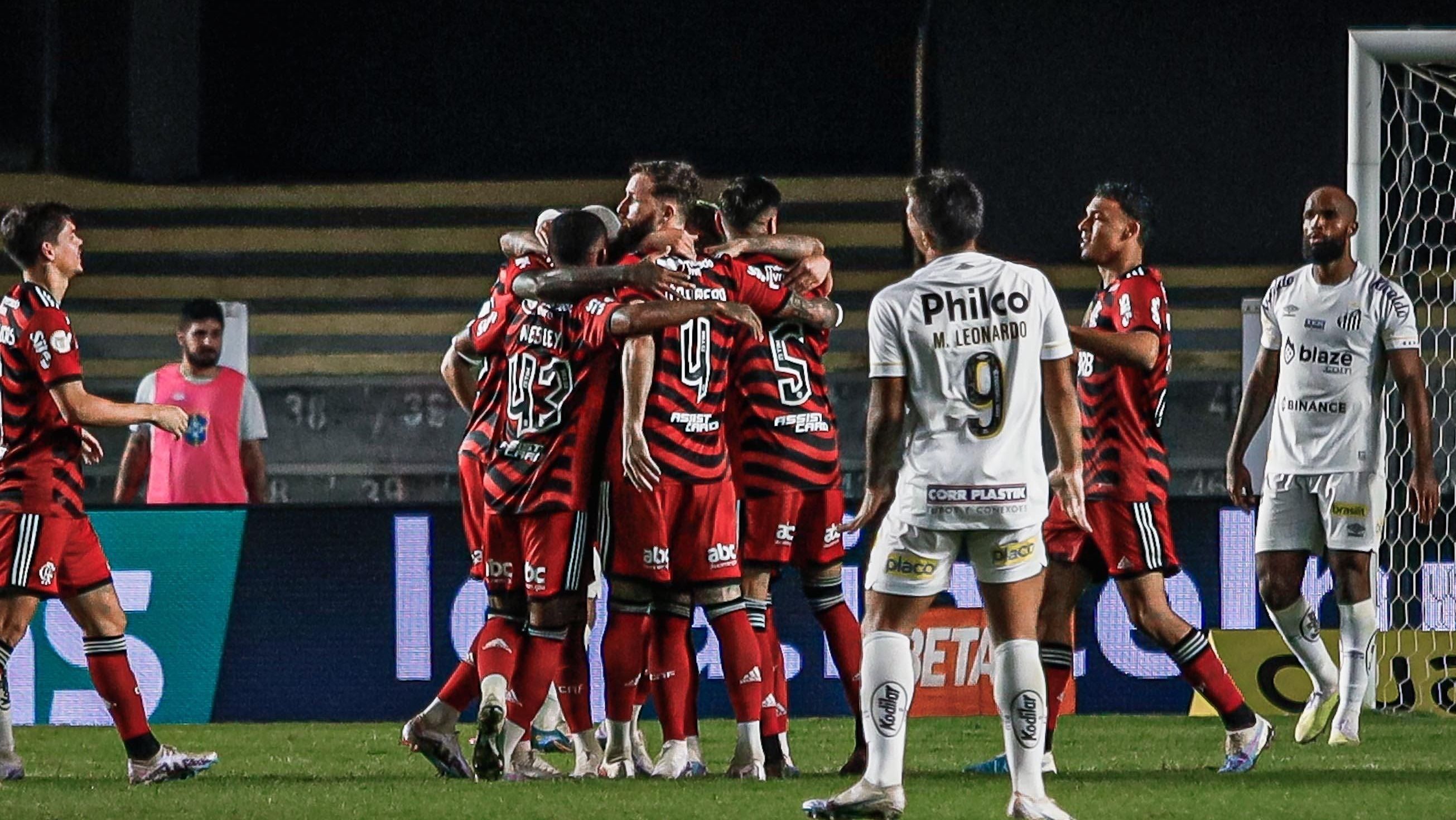 Jogadores do Flamengo comemoram vitória na Vila Belmiro