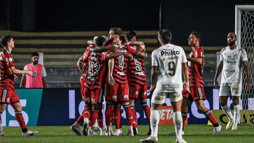 Jogadores do Flamengo comemoram vitória na Vila Belmiro