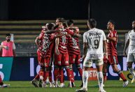 Em jogo com 5 gols, Flamengo bate o Santos e sobe na tabela do Brasileirão