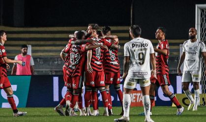 Jogadores do Flamengo comemoram vitória na Vila Belmiro