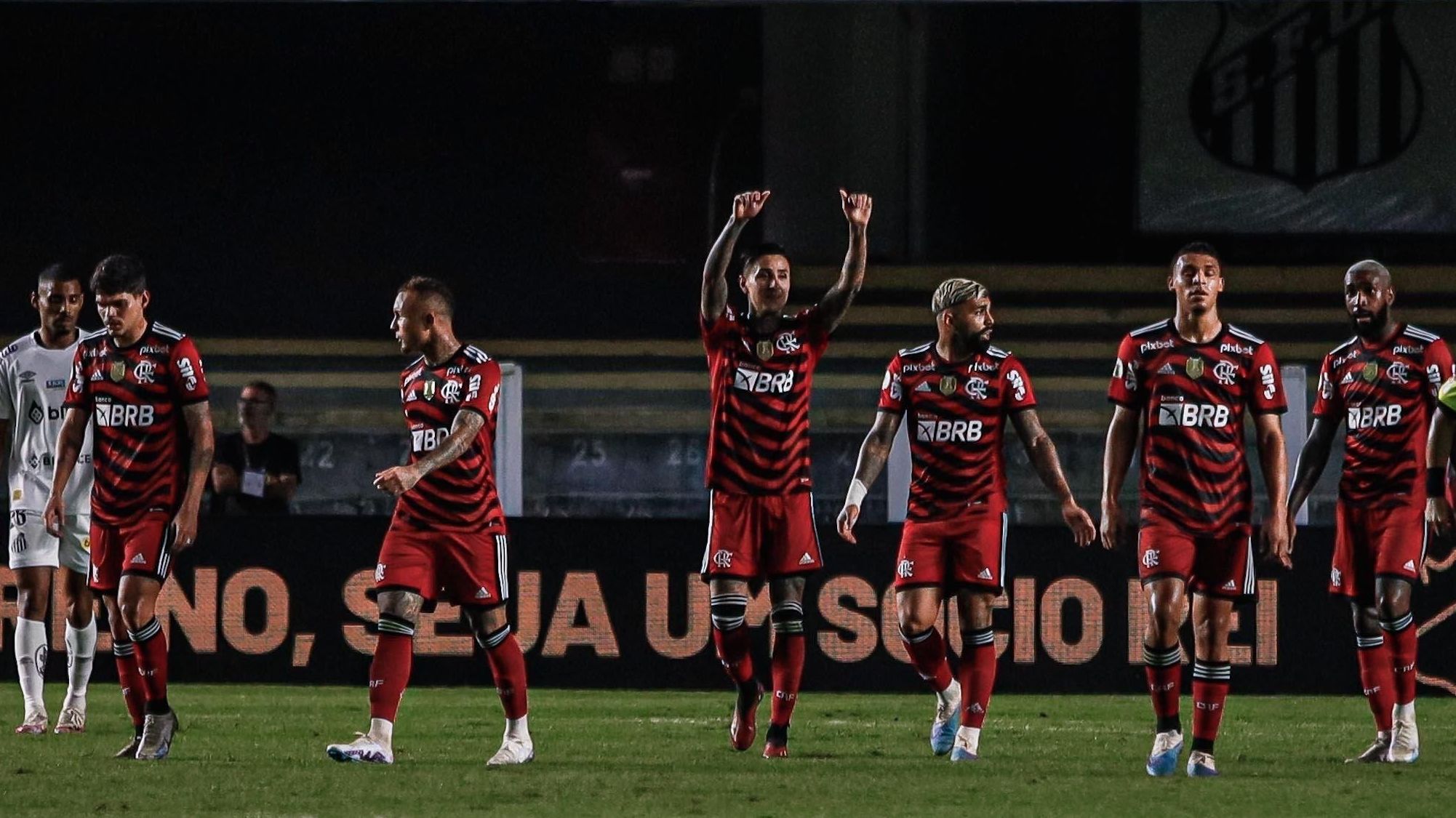 Jogadores do Flamengo comemoram vitória na Vila Belmiro