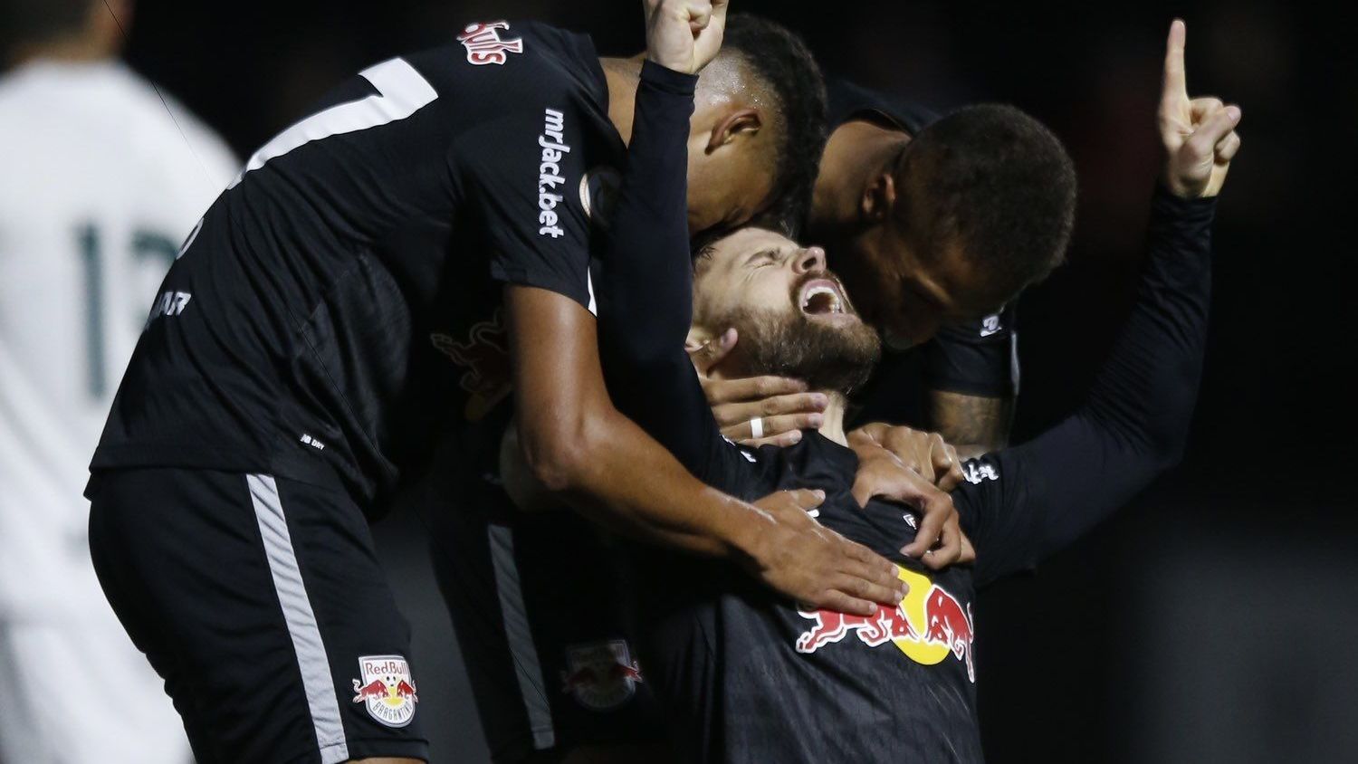 Sasha comemora um dos gols do Bragantino contra o Goiás