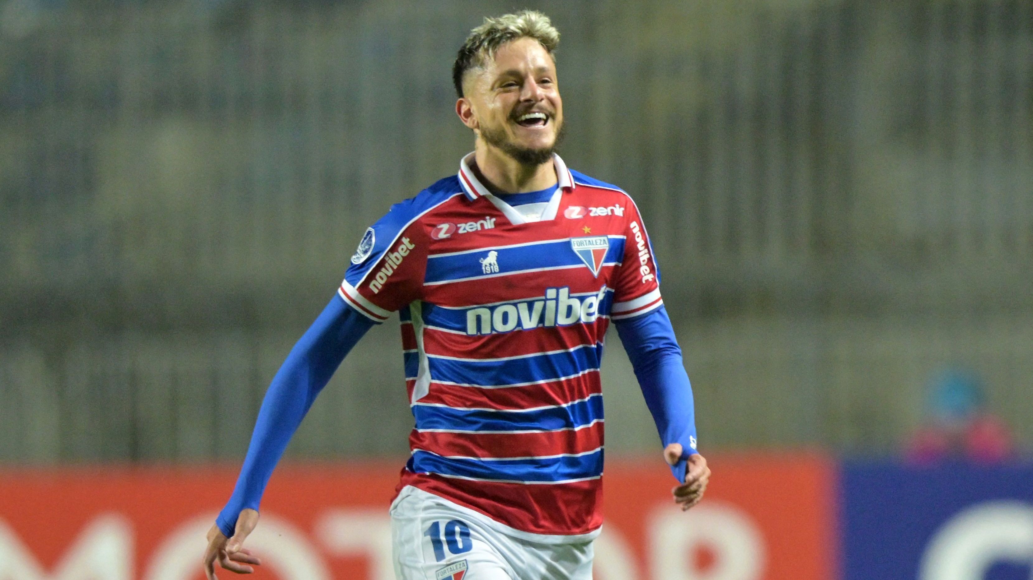 Lucas Crispim comemora o primeiro gol do Fortaleza no Chile