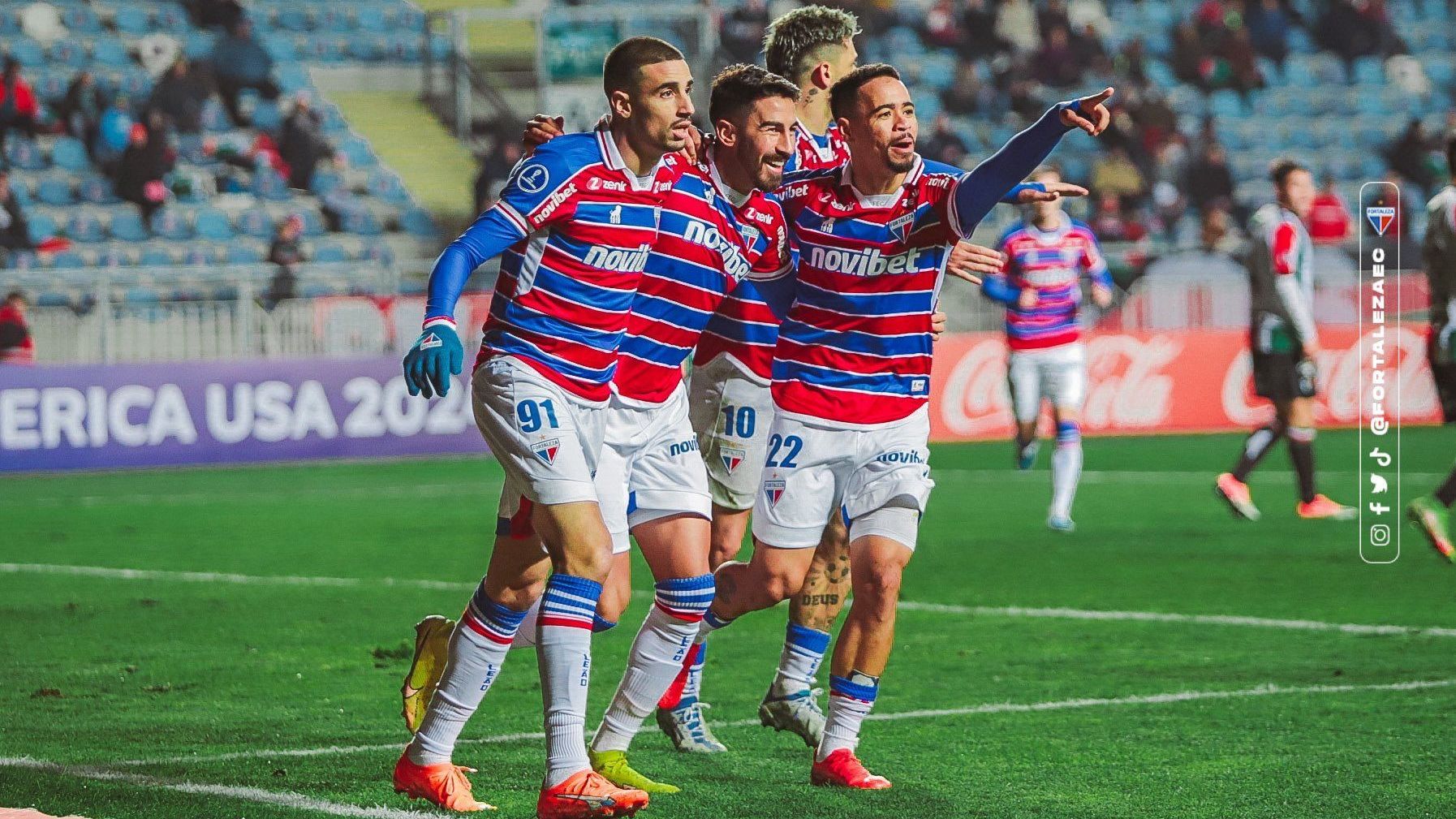 Jogadores do Fortaleza comemoram o gol de Lucero