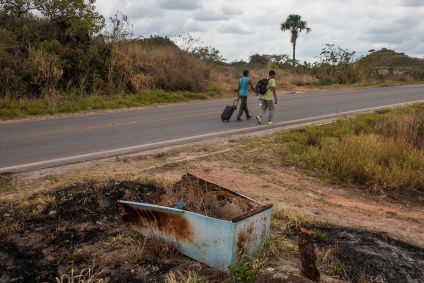 Venezuelanos cruzam a fronteira da Venezuela com o Brasil
