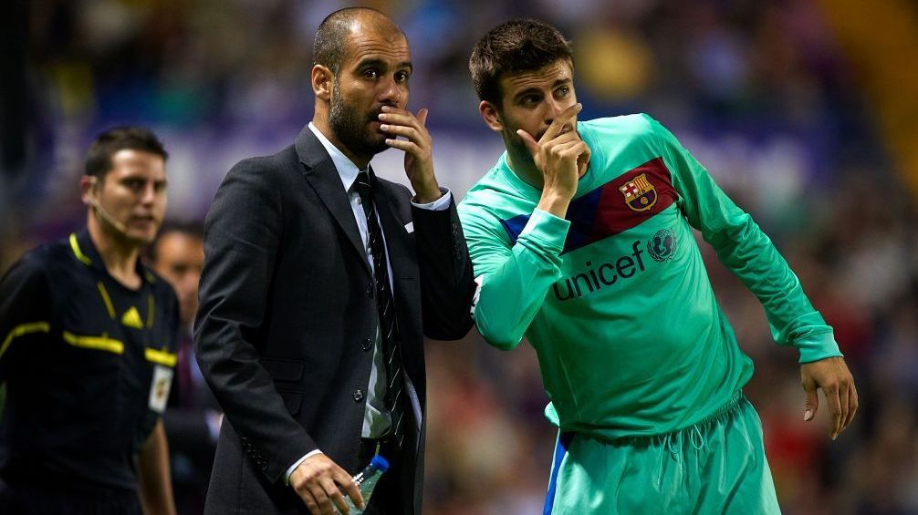 Guardiola e Piqué conversam em partida do Barcelona contra o Levante, em 2011