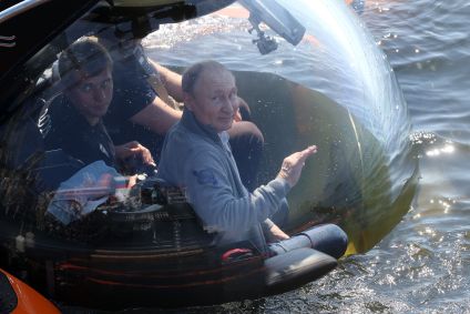Presidente russo Vladimir Putin a bordo de veículo submersível em julho de 2019, em Moscou.