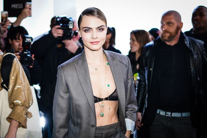 Cara Delevingne durante o Paris Fashion Week / Edward Berthelot/Getty Images