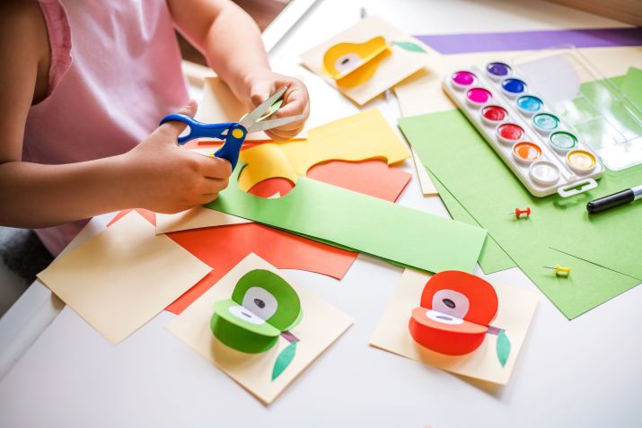 Criança fazendo atividades em creche. / Getty Images