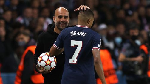 Guardiola cumprimenta Mbappé durante jogo entre Manchester City e PSG, pela Liga dos Campeões
