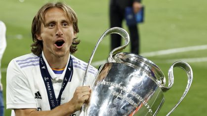 Luka Modric com o troféu da Liga dos Campeões de 2022