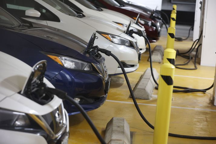 Carros elétricos sendo carregados / Steve Russell