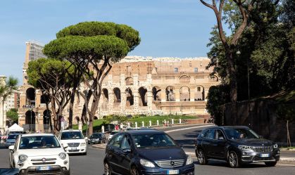 Tráfego em Roma, em frente ao Coliseu