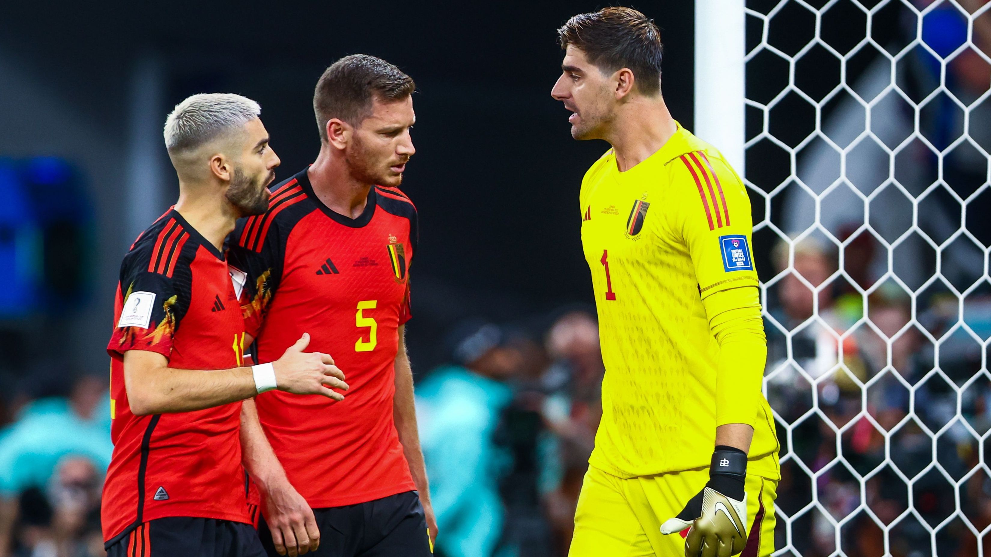 Carrasco, Vertonghen e Courtois discutem durante jogo da Copa do Mundo do Catar