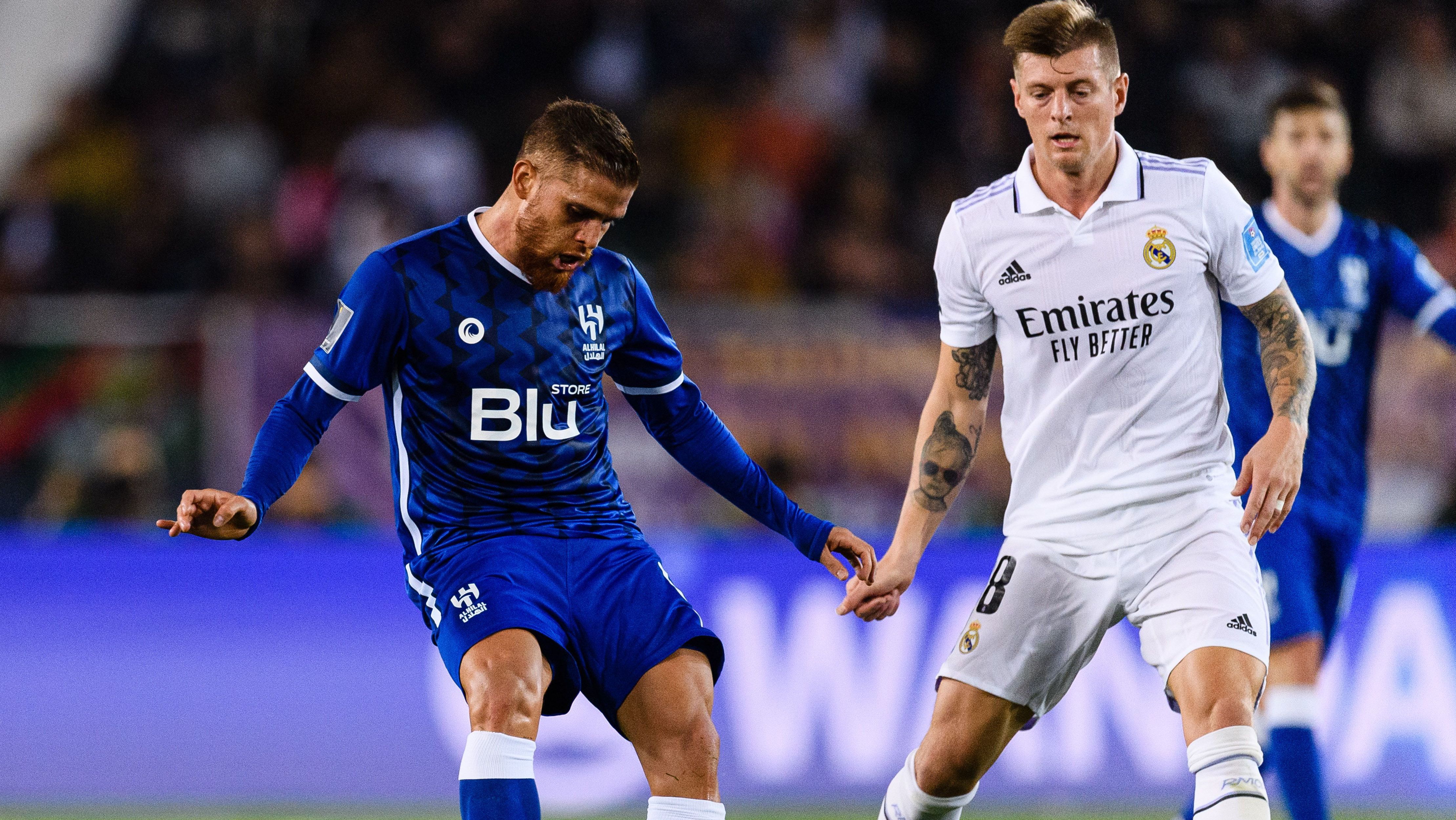 Gustavo Cuellar é observado por Toni Kroos durante a final do Mundial de Clubes de 2023