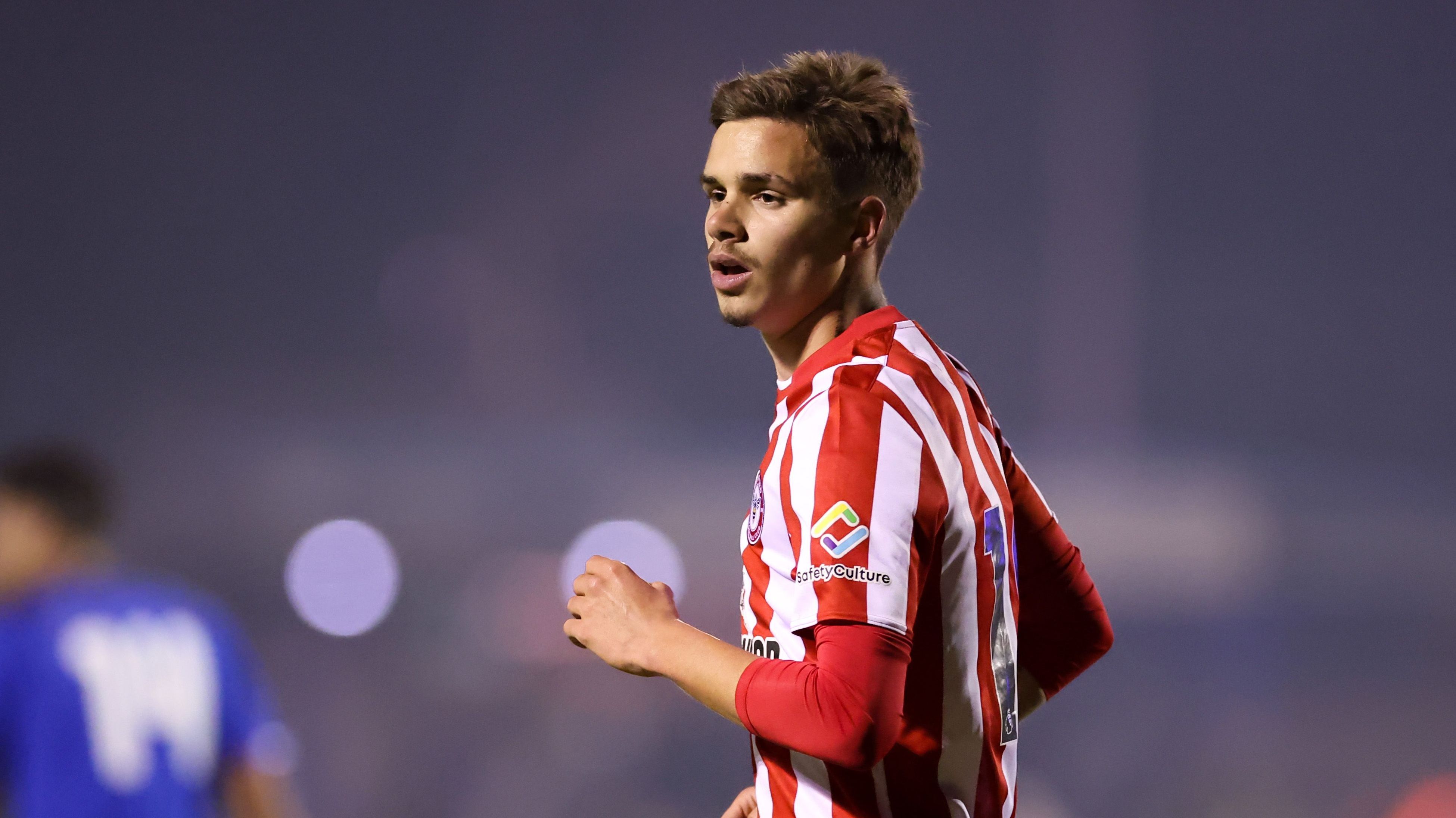 Romeo Beckham em campo pelo Brentford B