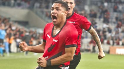 Vitor Roque, atacante do Athletico-PR, está a caminho do Barcelona